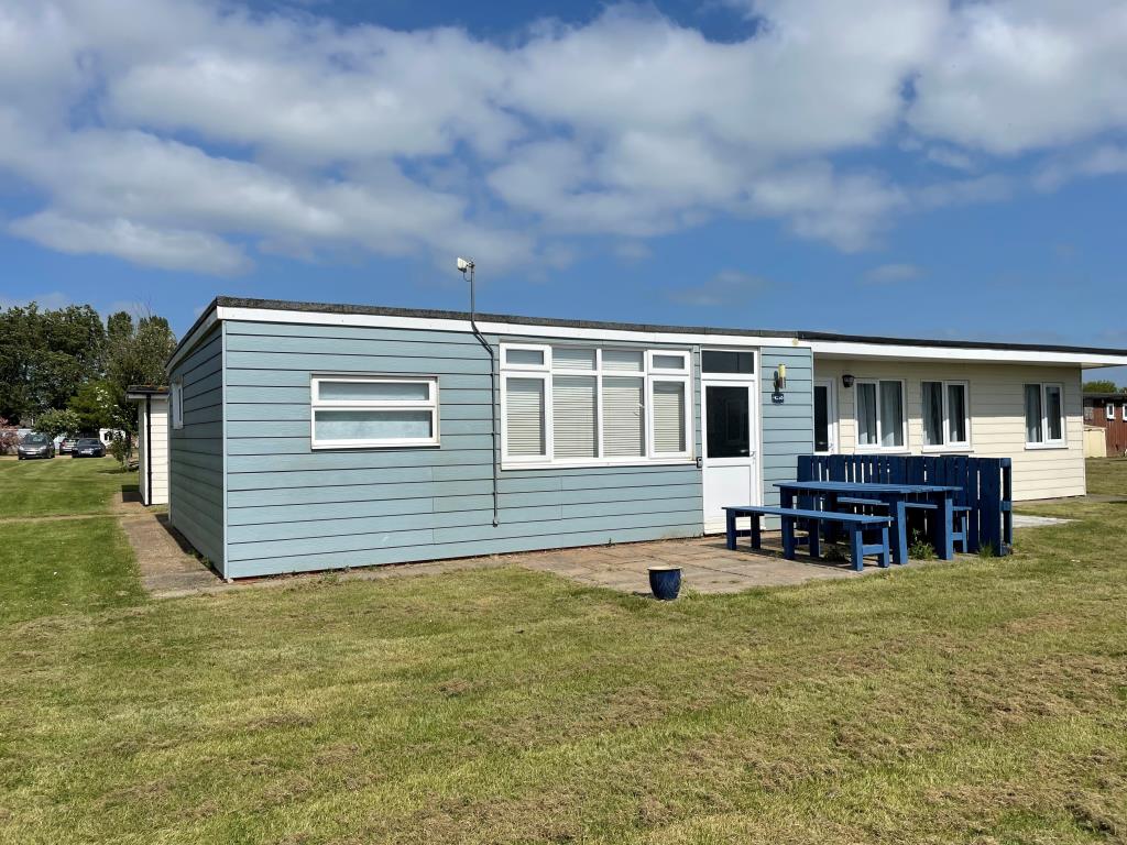 Lot: 137 - THREE-BEDROOM CHALET -